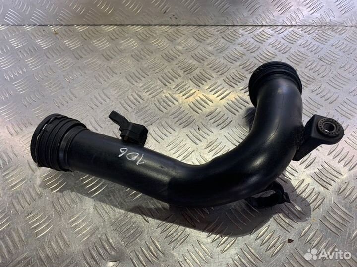 Патрубок интеркулера Volkswagen Passat B6 2.0 2006