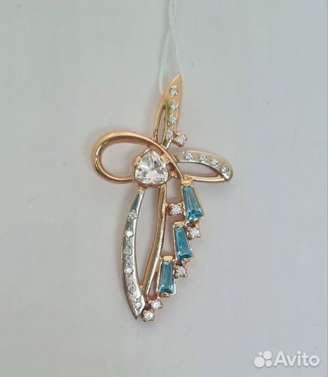 Золотая подвеска с камнем
