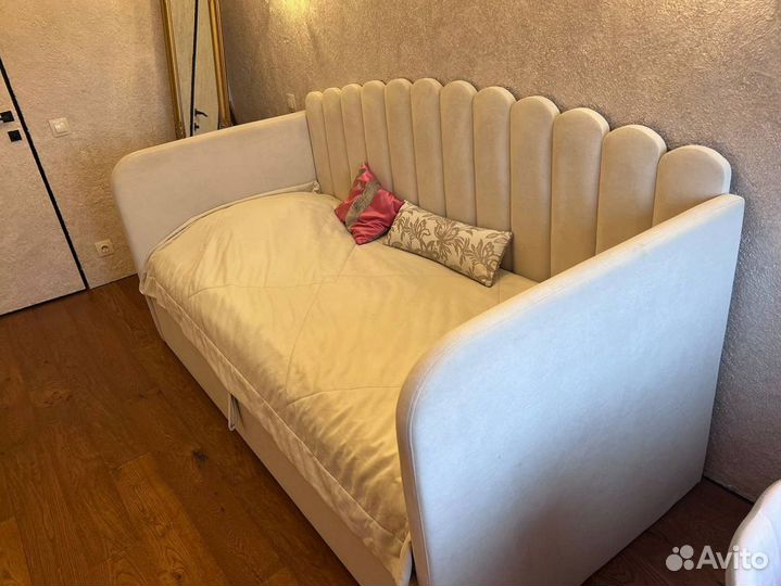 Кровать с мягкой спинкой