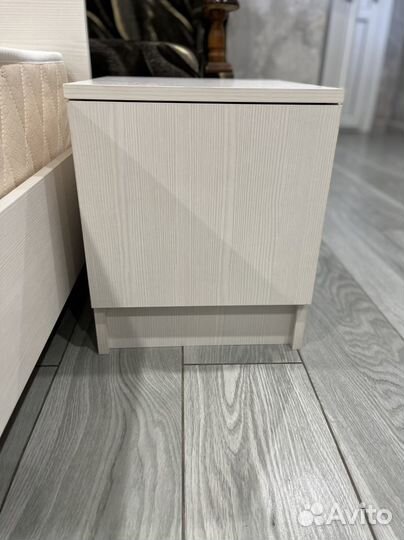 Кровать с матрасом и прикроватная тумба