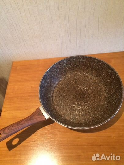 Сковорода,стаканы с крышкой,ручка для сковороды