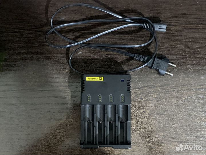 Универсальное зарядное устройство Nitecore i4