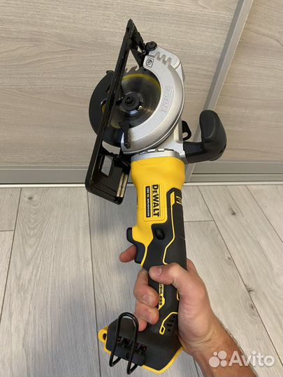 Циркулярная пила DeWalt dcs571