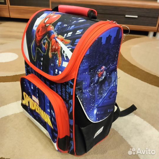 Ранец школьный для мальчика в отличном состояние