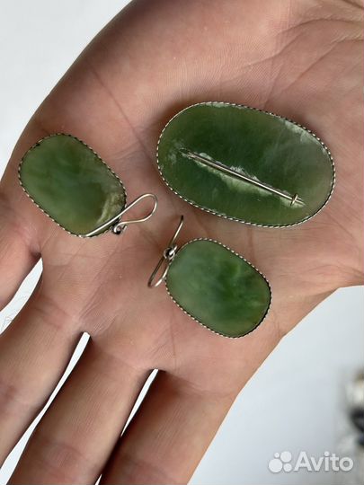 Сирьги и брошь из нефрита