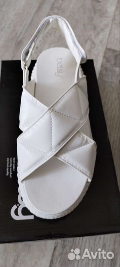 Сандалии новые