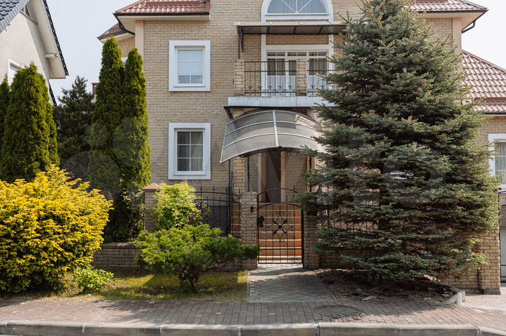 Дом 566 м² на участке 6 сот.