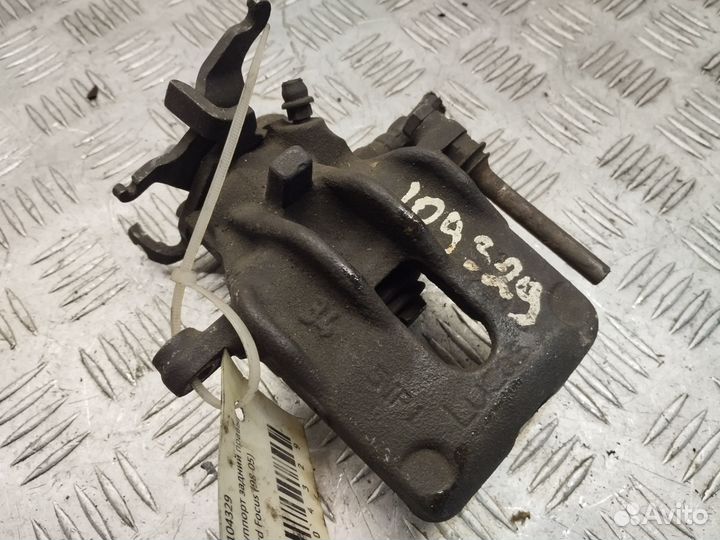 Суппорт задний правый Ford Focus 1