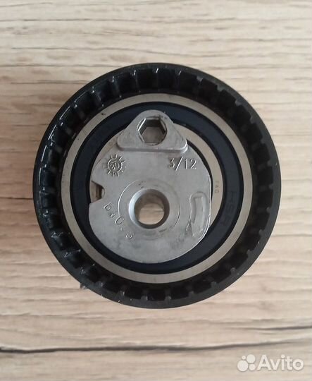 Ролик натяжителя ремня грм