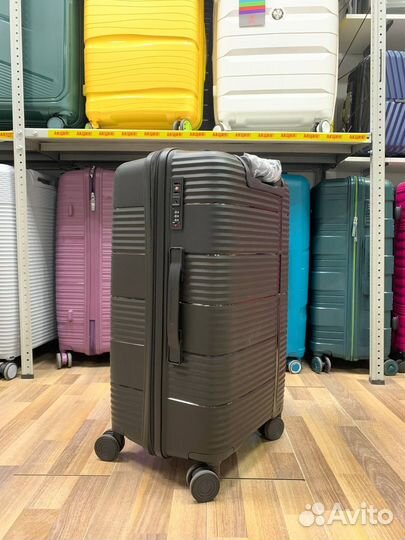 У чемодан из полипропилена на колесах M+