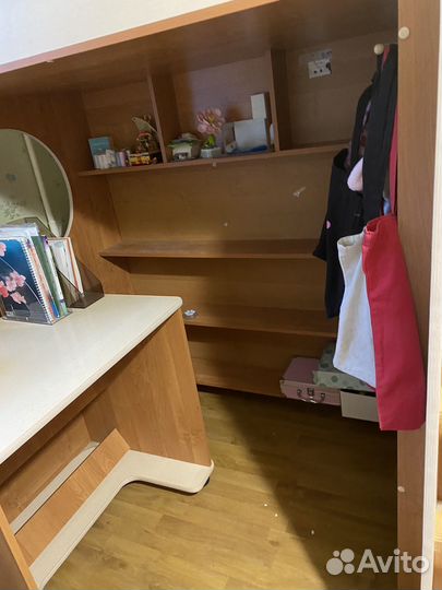 Детский уголок с кроватью и столом