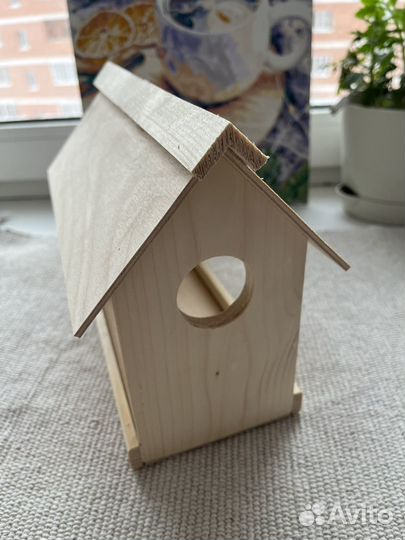 Кормушка для птиц и белок из дерева