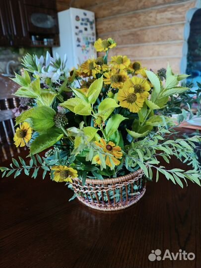 Корзина с разными цветами