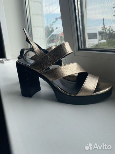 Босоножки женские