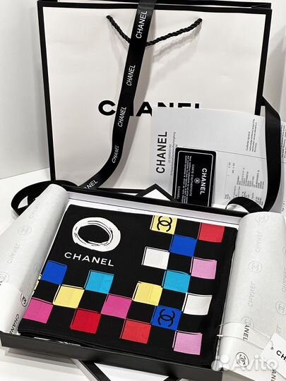 Платок Chanel в упаковке бренда