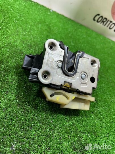 Замок двери передний правый Nissan Terrano D10