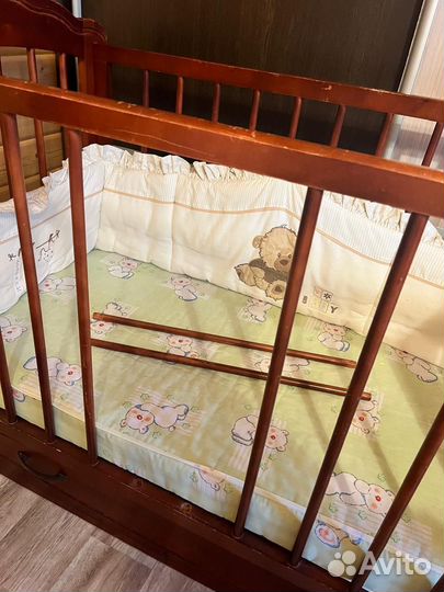 Детская кроватка с маятником и ящиком