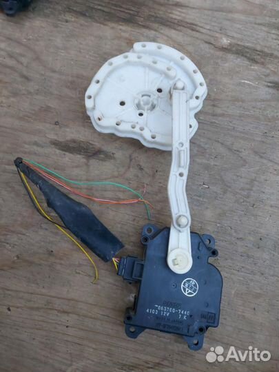 Моторчик заслонки печки Toyota Prius 2 NHW20 2010