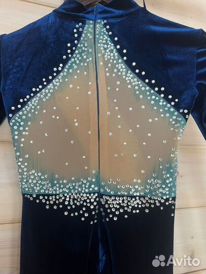 Костюм для выступлений по фигурному катанию