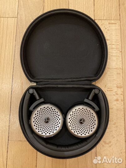 Беспроводные наушники akg p104