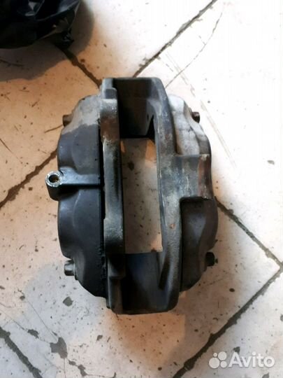 Суппорт передний мерседес 221