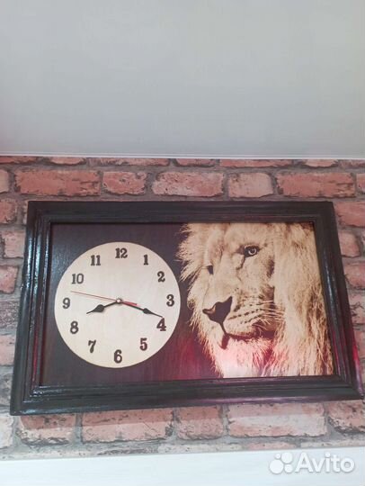 Часы на дереве