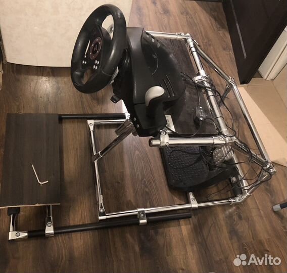 Игровой руль thrustmaster с педалями и стойкой