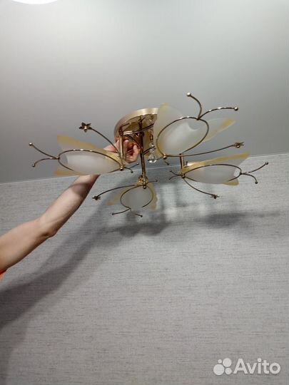 Болшая добротная люстра в гостинную
