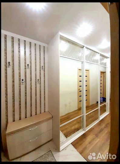 Шкаф в прихожую с зеркалом трехстворчатый