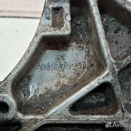 Кронштейн полуоси Peugeot 406 рест. 2001