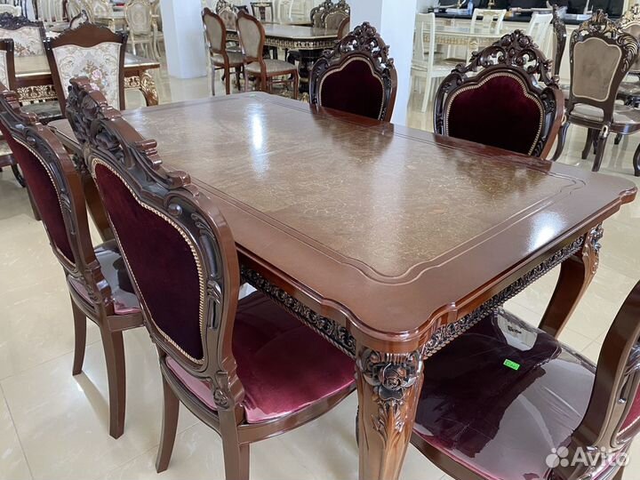 Стол и стулья