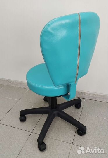 Стул на колёсиках