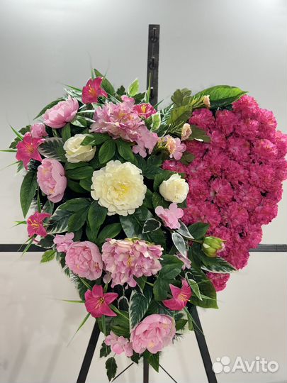 Ритуальный венок из флористических цветов