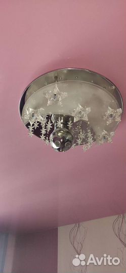 Комод. Люстра