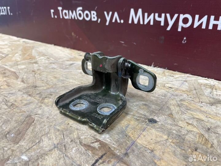 Петля двери задняя правая Renault Duster