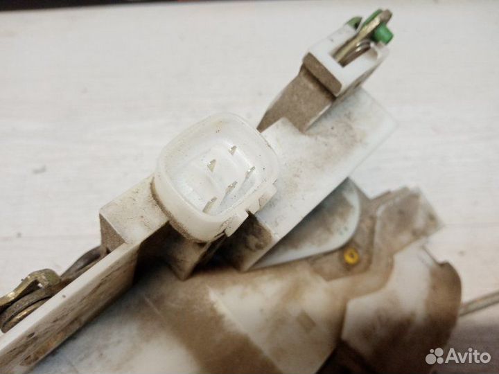 Замок двери передний правый Toyota Avensis CDT220L