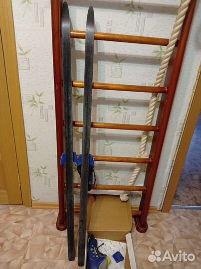 Лыжные ботинки и лыжи
