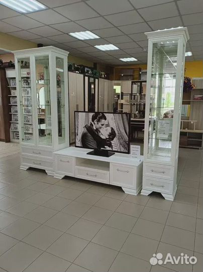 Шкаф витрина 2-х дверная белая