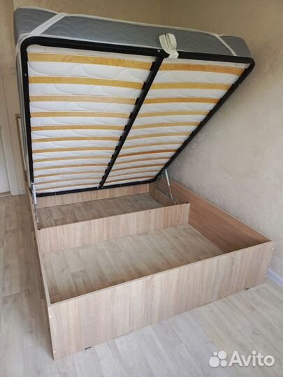 Кровать двухспальная с матрасом 1600х2000 бу