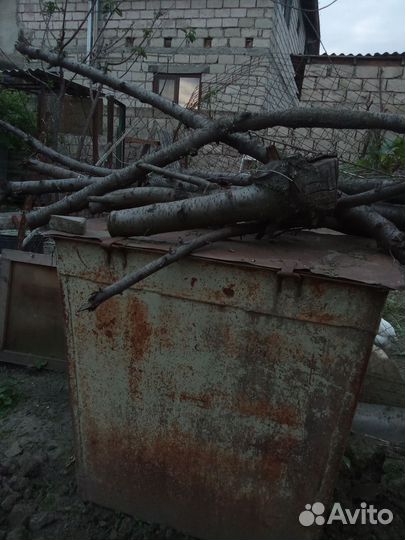 Мусорный бак железный большой