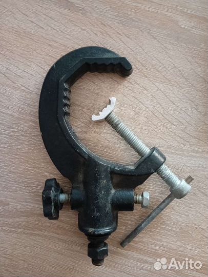 Струбцина для трубы