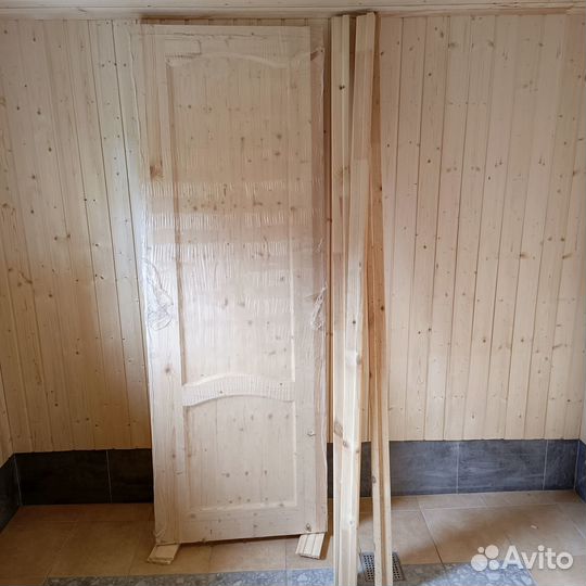 Дверь деревянная новая