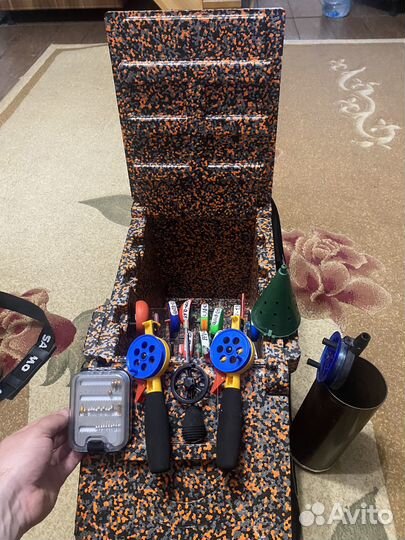 Рыболовный зимний ящик, удочки, мормышки