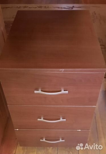 1 тумбочку под письменный стол, 3 ящика