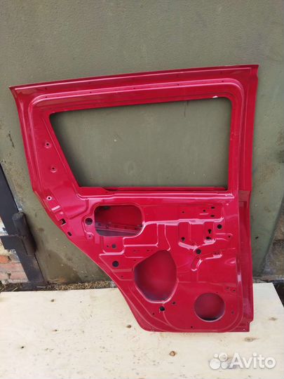 Задняя левая дверь на Сузуки Свифт