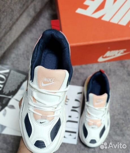 Кроссовки женские