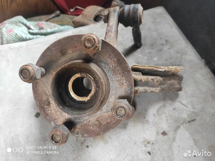 Кулак поворотный передний правый Nissan Almera N16