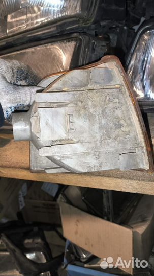 Поворотник Hella передний левый Audi 100c3