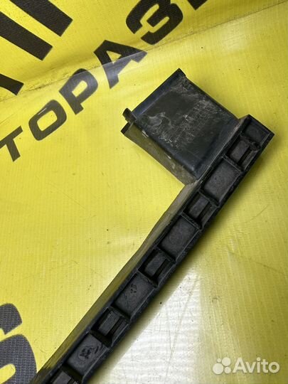 Направляющая правого стекла Hyundai Matrix 8256117