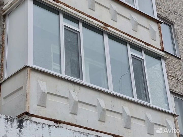 Остекление балконов с отделкой и без